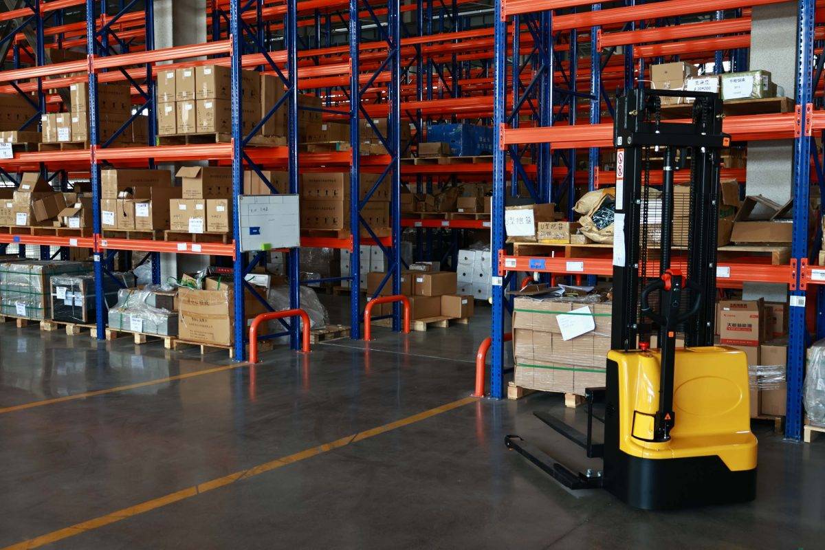 Electric Stacker vs Hand Stacker: How to Choose the Best Solution for Your Warehouse? - AMARITE